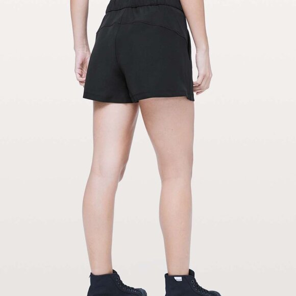 Lululemon On the Fly Short Woven 2.5" Black - Picture 2 of 3